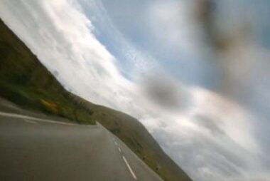 Καμέρα σε κράνος καταγράφει: Τρέχοντας με ιλιγγιώδη ταχύτητα στην πιο επικίνδυνη πίστα μοτοσικλέτας του κόσμου [video] 
